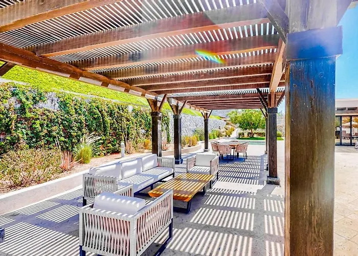 Ground-floor With Ocean View, Pool, Gym, Hot Tub, & Washer/dryer